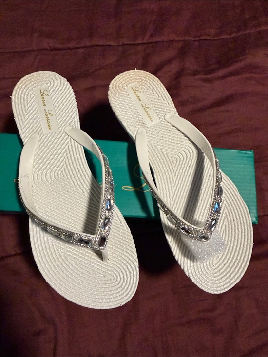 Lauren Lorraine Shoes - White Rubber Flip Flops by Loren Lorraine Brand. NWT!